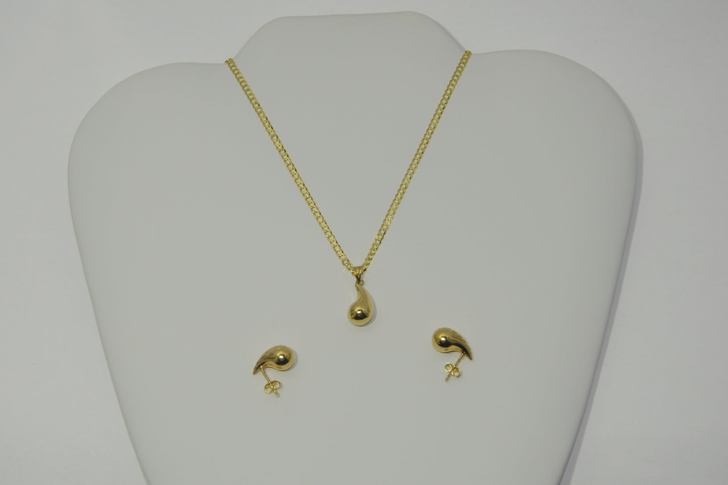 Set de Joyería Elegante: Cadena y Aretes Tipo Lágrima en Oro